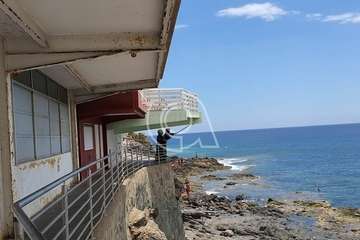 Intervención de los bomberos en Clavellinas ante la caída de cascotes del balcón de una vivienda de varias plantas (Foto TA)